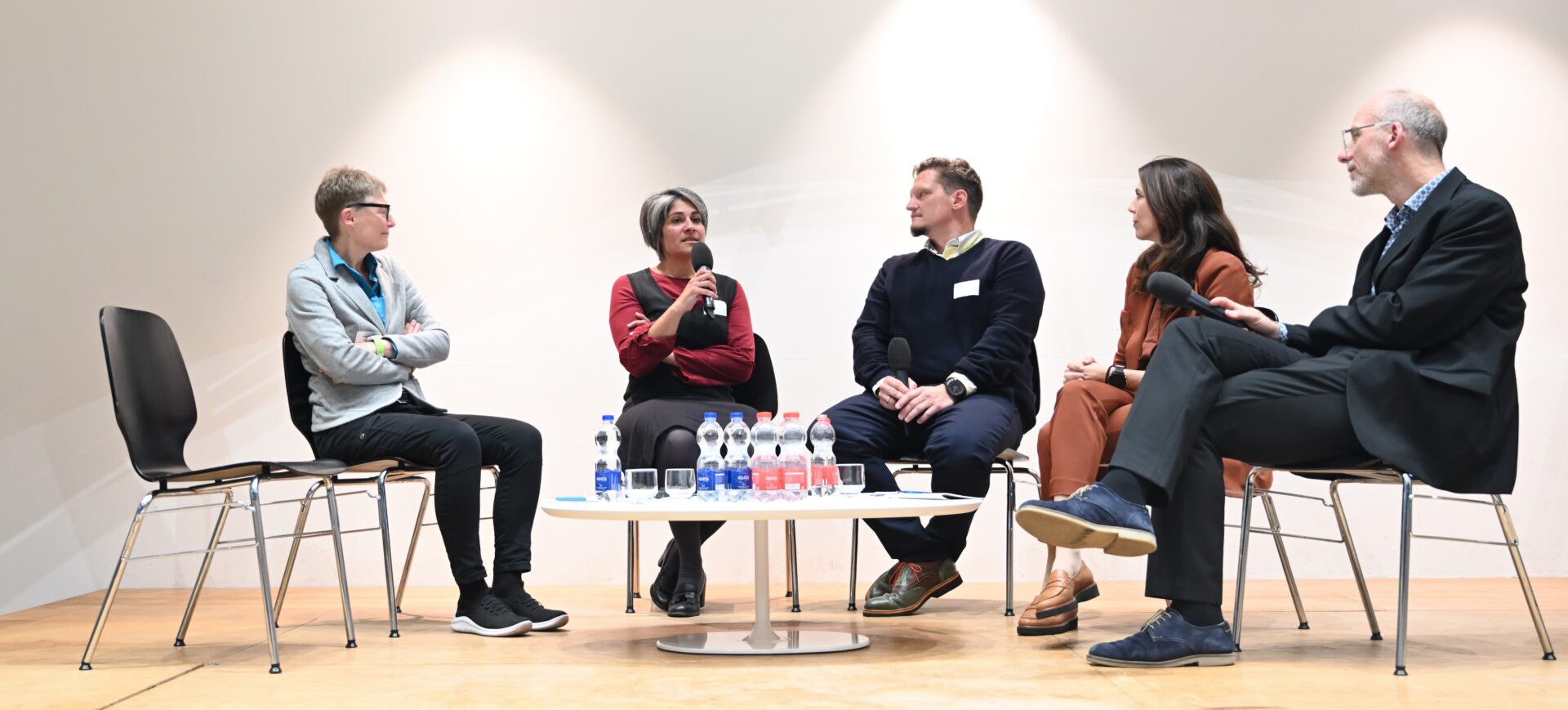 Cristina Vonzun (catt.ch Lugano), Nadia Omar (kath.ch Zürich), Stephan Jütte, (Evangelisch-reformierte Kirche Schweiz), Susanne Wille (Generaldirektorin SRG), Fabien Hünenberger (Cath-Info Lausanne) (v.l.n.r.)