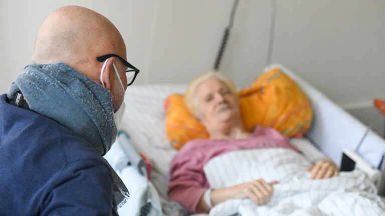 Am Krankenbett: Ein Spitalseelsorger spricht mit einer Patientin. | Harald Oppitz/KNA