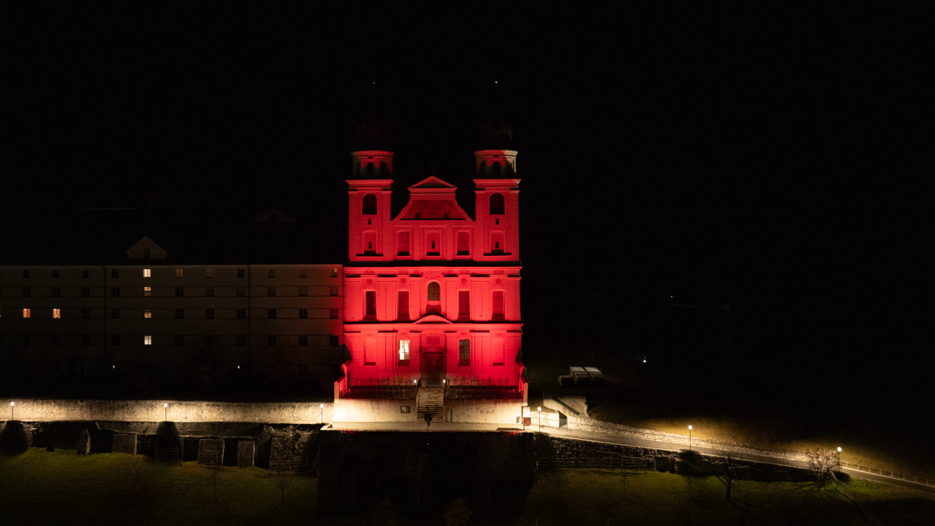 Zeichen gegen Christenverfolgung: Kloster Disentis in der «Redweek 2025» von Kirche in  Not (ACN)