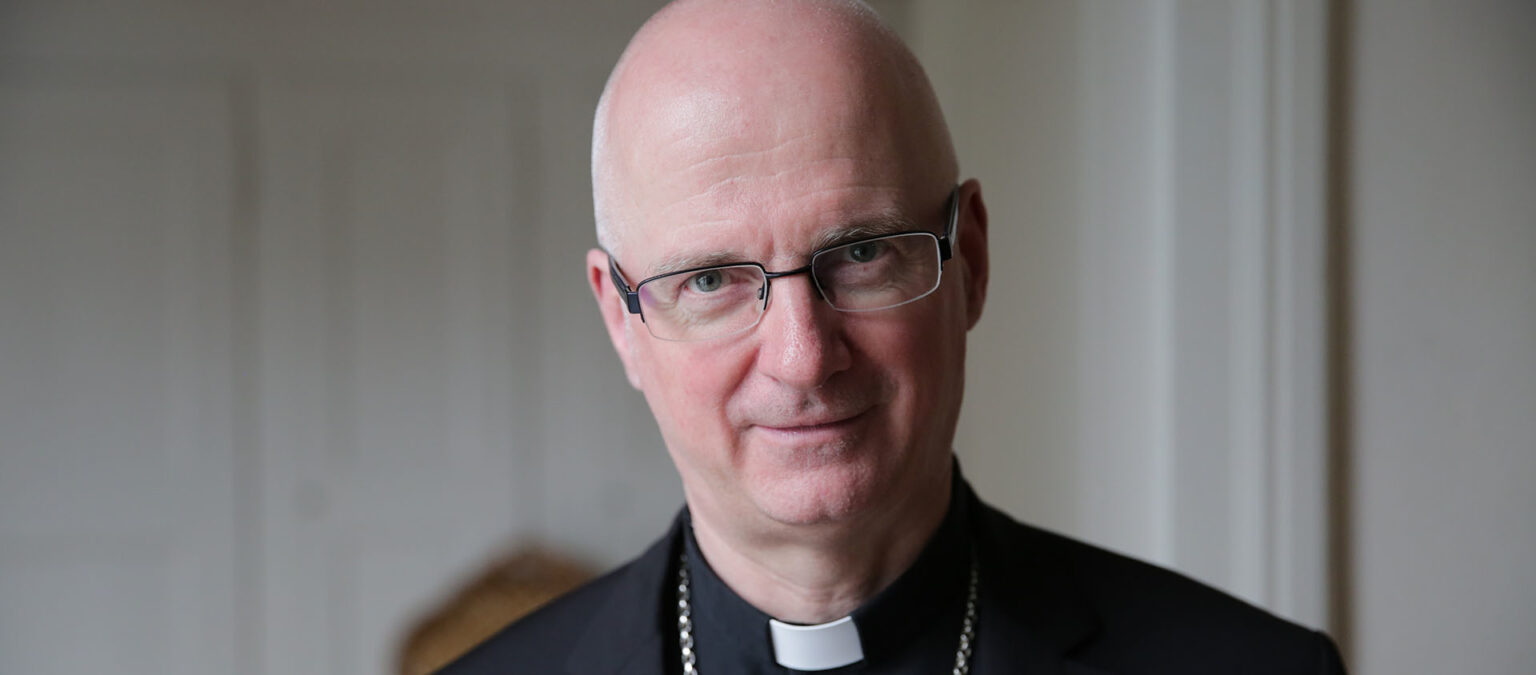 Charles Morerod betritt mit dem Priesterausweis mit QR-Code Neuland in der Schweiz. | Bernhard Hallet