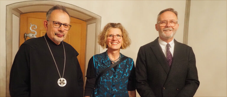 Freuen sich über den neuen Band der "Mariasteiner Schriften" (v.l.): Abt Ludwig Ziegerer, Hauptautorin Irina Bossart und Co-Redaktor Mariano Tschuor. | Boris Burkhardt