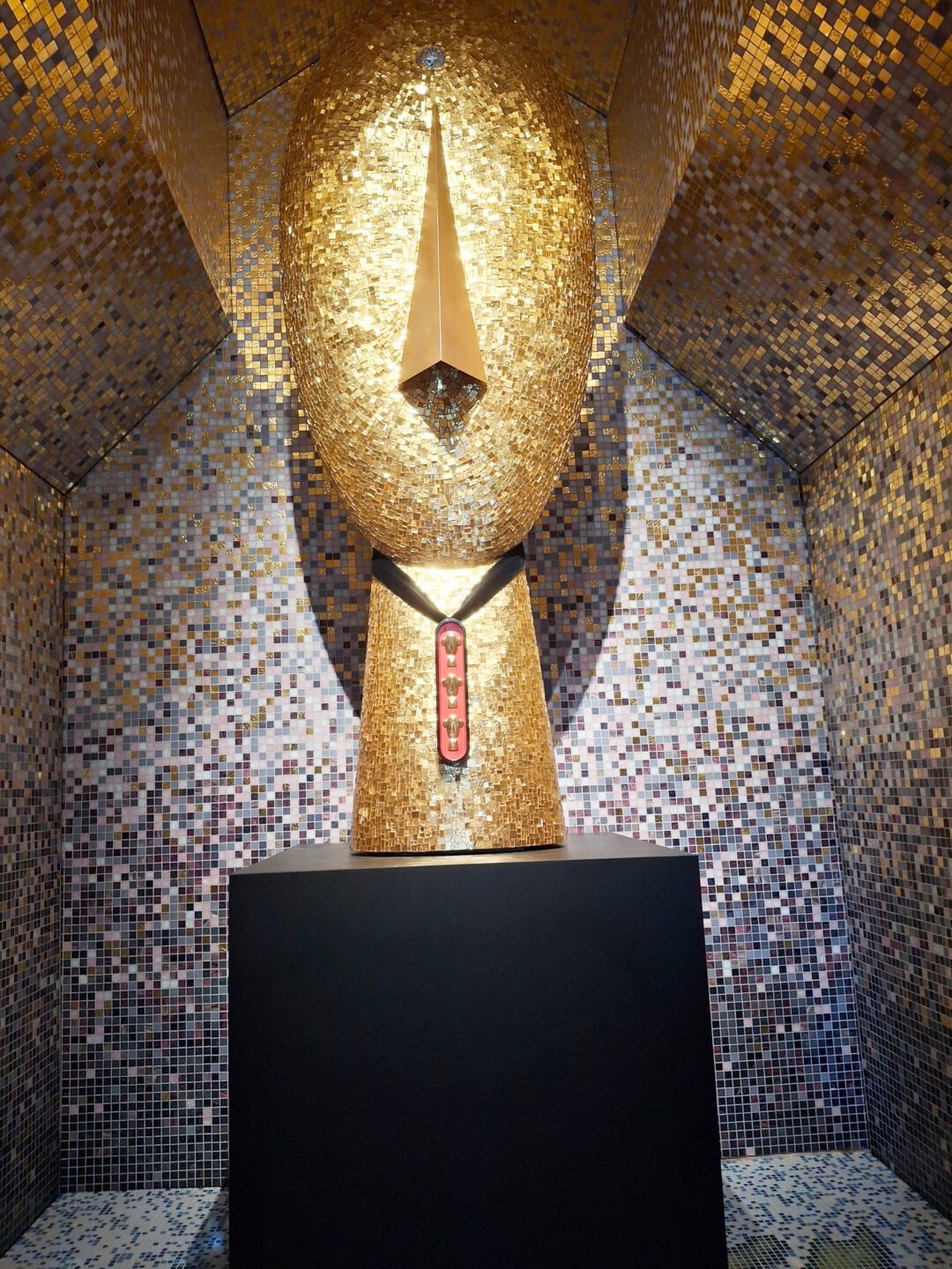 Die goldene Kultfigur im Innern der kleinen Kathedrale.