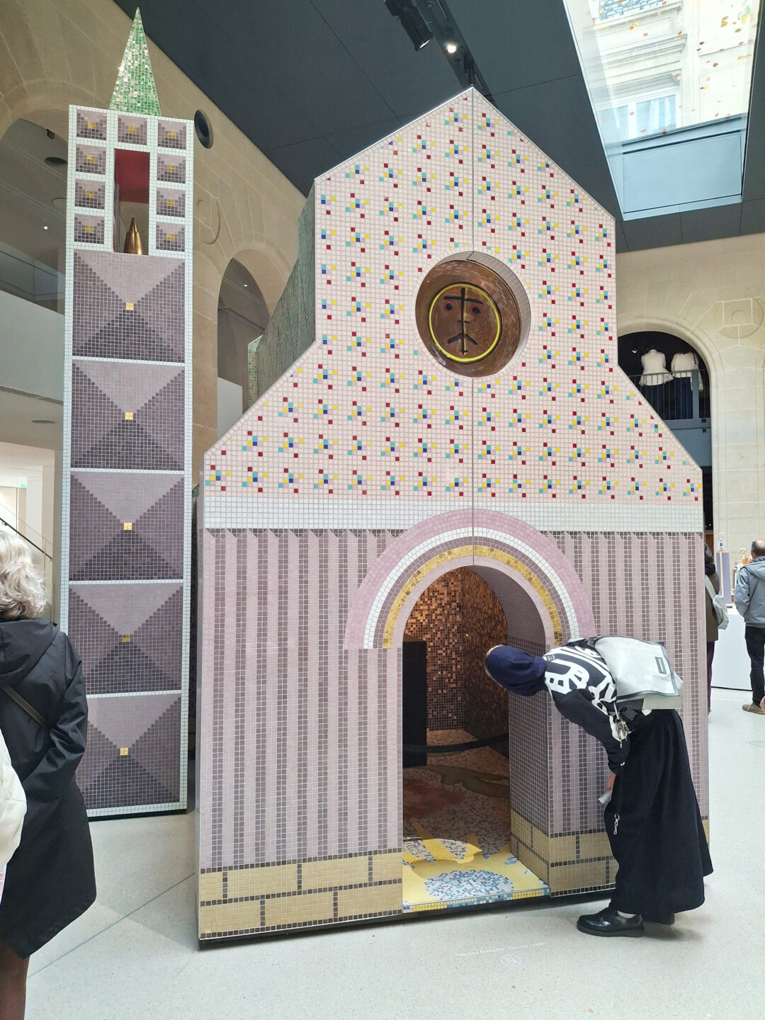 "Kleine Kathedrale" von Alessandro Mendini im neuen Ausstellungsgebäude der Fondation Cartier in Paris