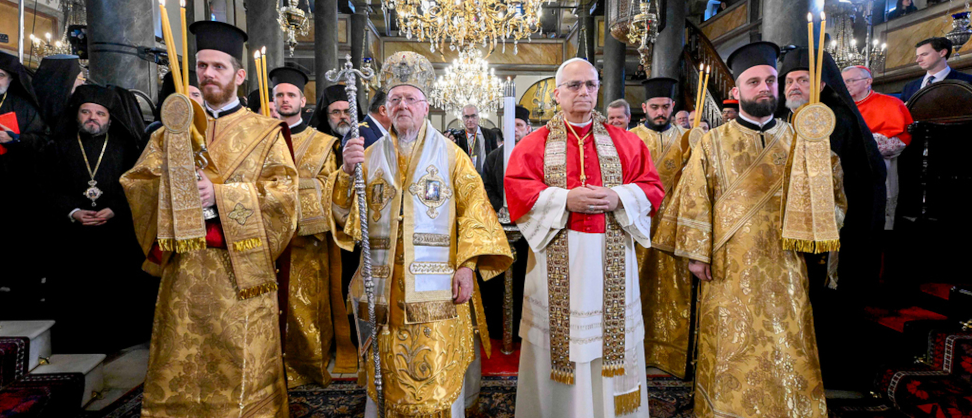Bartholomaios I. (m.l.), griechisch-orthodoxer Ökumenischer Patriarch von Konstantinopel und Ehrenoberhaupt der Weltorthodoxie, und Papst Leo XIV. (m.r.) - flankiert von zwei Diakonen - am 30. November 2025 bei einer Göttlichen Liturgie zum Fest des heiligen Apostels Andreas in der Patriarchalkathedrale Sankt Georg in Istanbul (Türkei).