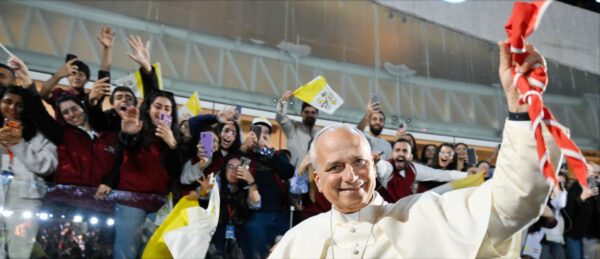 Papst Leo XIV. grüsst die Menge am 1. Dezember 2025 beim Treffen mit jungen Menschen in Jounieh im Libanon. | Vatican Media/Romano Siciliani/KNA