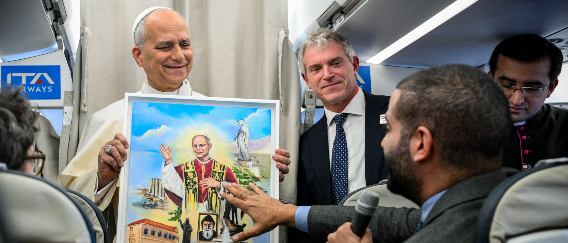 Papst Leo XIV. beim Gespräch mit Journalisten am 2. Dezember 2025 auf dem Rückflug von Beirut (Libanon) nach Rom (Italien).