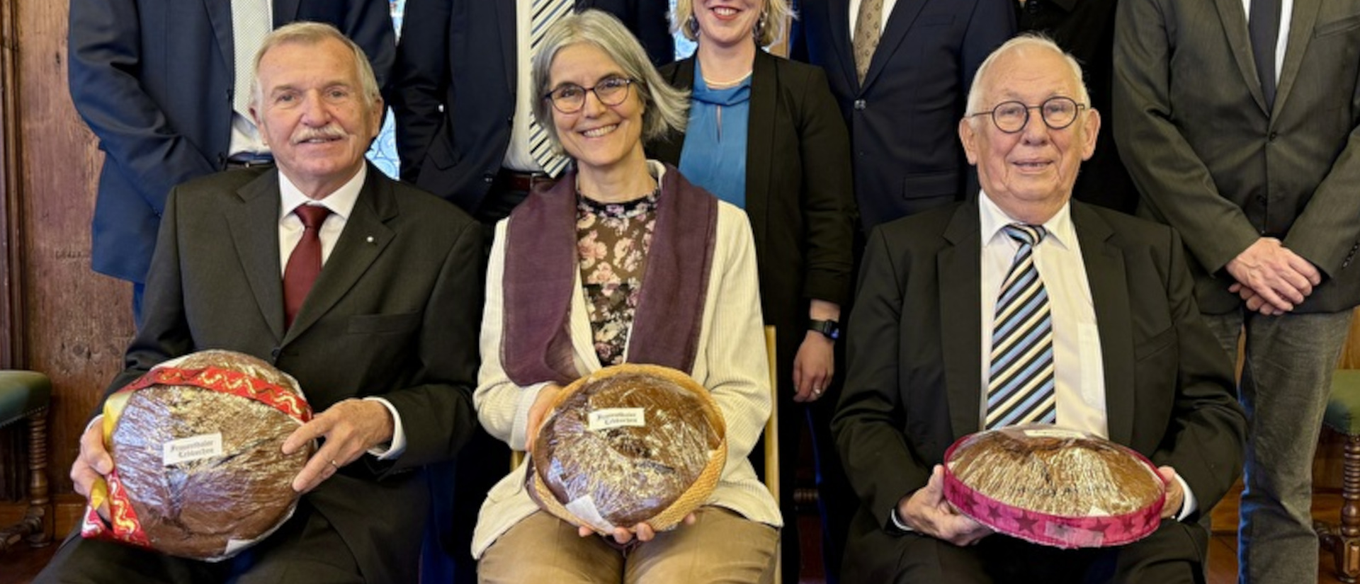 Die Theologin Regula Grünenfelder mit dem Frauenthaler Lebkuchen