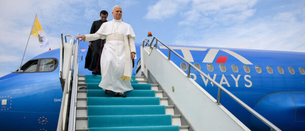 Papst Leo XIV. steigt aus dem Flugzeug. | KNA