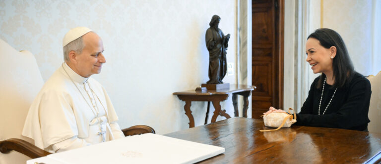 Papst Leo XIV. und Maria Corina Machado, venezolanische Oppositionsführerin, am 12. Januar 2026 im Vatikan. | Vatican Media/Romano Siciliani/KNA