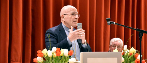 Der Churer Bischof Joseph Maria Bonnemain spricht im Pfarreisaal der katholischen Kirche in Tann ZH, 14. Januar 2026. | Barbara Ludwig