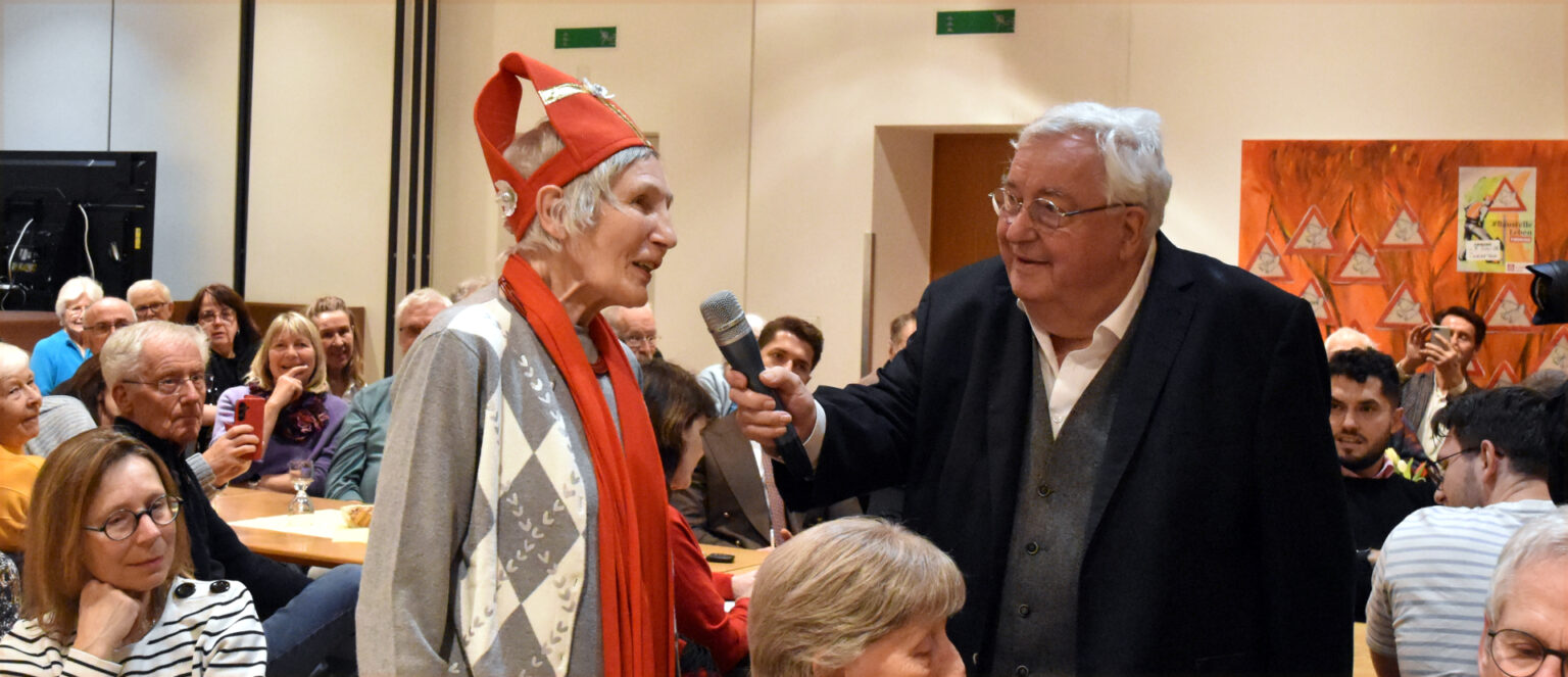 Eine Frau, auf dem Kopf eine selbstgebastelte Mitra, möchte, dass Frauen auch in der Liturgie sichtbar sind. | Barbara Ludwig