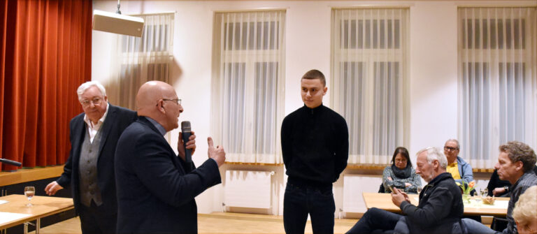 Bischof Maria Joseph Bonnemain im Gespräch mit einem jungen Mann zum Thema Liturgie, am 14. Januar 2026 in Tann ZH. | Barbara Ludwig