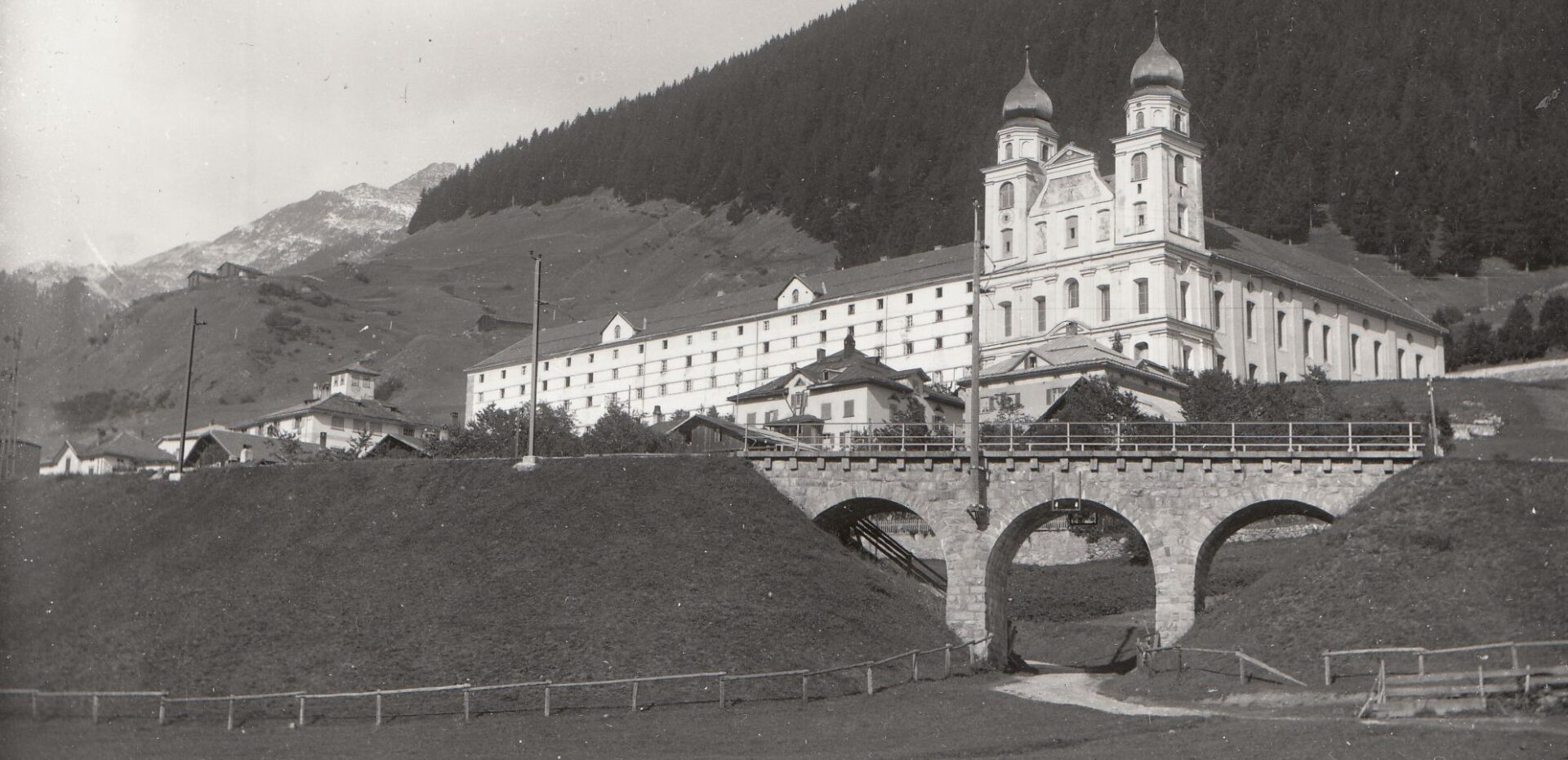 Kloster Disentis mit RhB Viadukt.