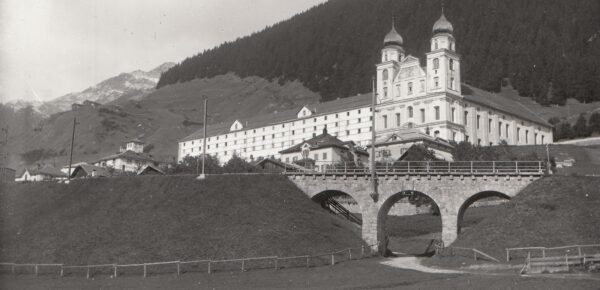Kloster Disentis mit RhB Viadukt.