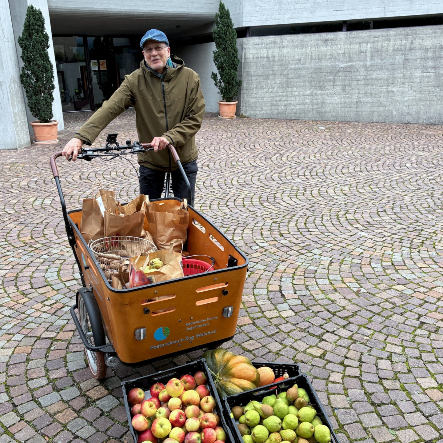 Franziskanisch: Bernhard Lenfers Grünenfelder bringt Ernte regionaler Bauernhöfe per Lastenvelo zur Pfarrei.
