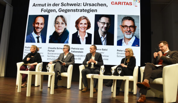 V.l.: Claudia Schwarz Farhat, Peter Lack, Mathias Reynard, Patricia von Falkenstein, Marco Salvi. Podiumsdiskussion der Caritas Schweiz, 30. Januar 2026 in Bern. | Barbara Ludwig