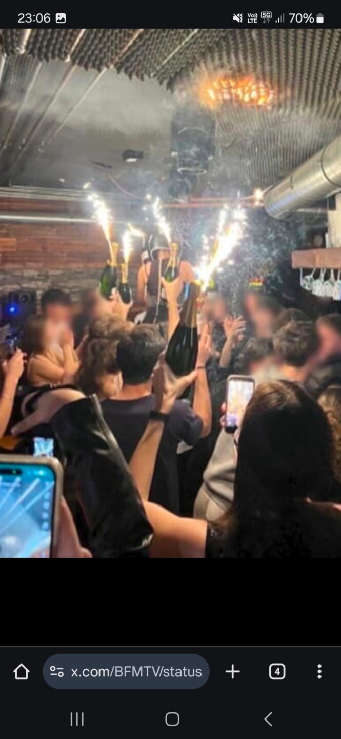 Moment, in dem das Feuer in der Bar ausbrach - durch Wunderkerzen an Champagnerflaschen?