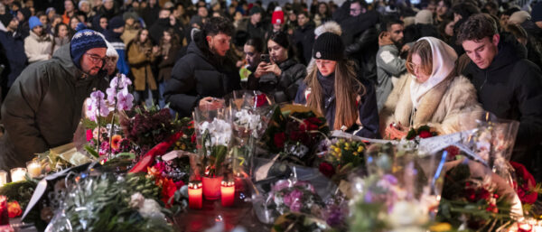 Hunderte von Trauernden legen Blumen nieder für die Opfer der Brandkatastrophe von Crans-Montana. | Keystone/Alessandro della Valle