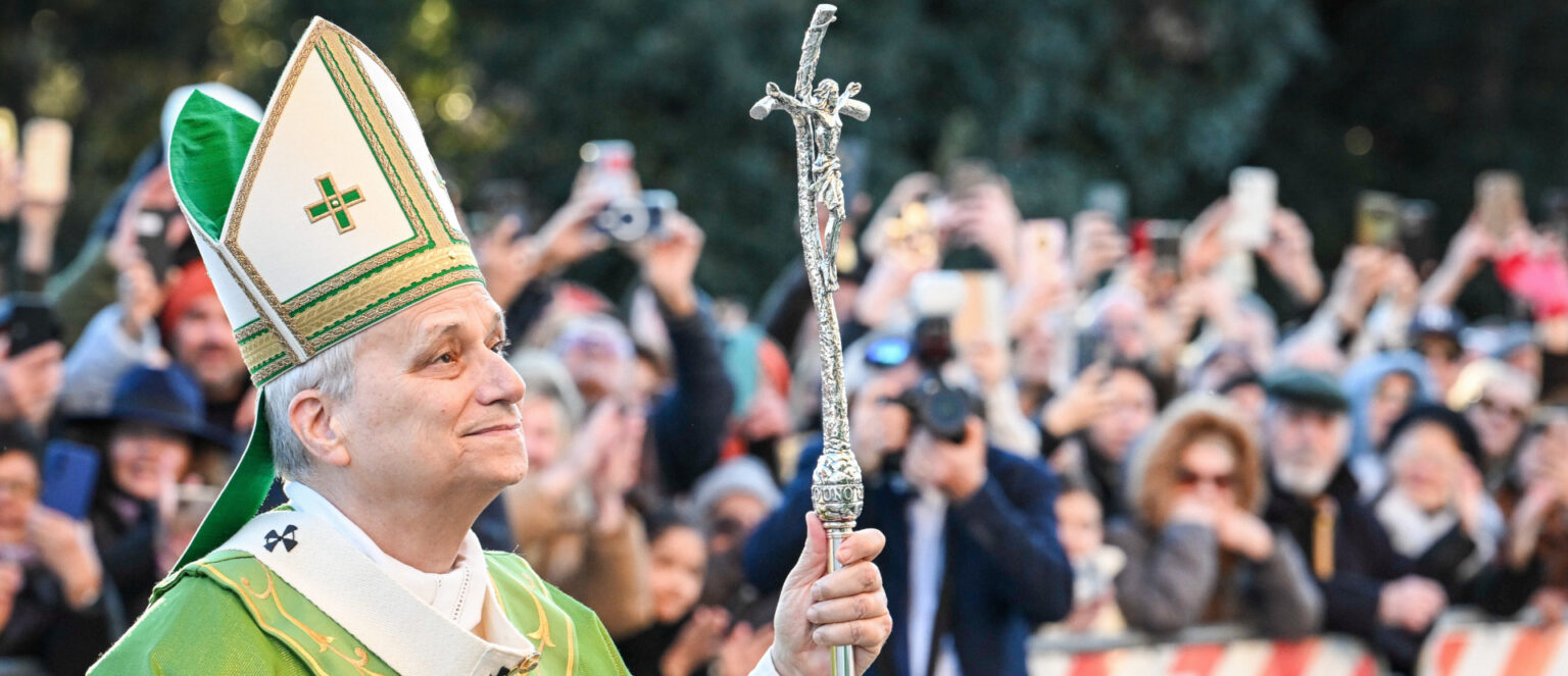 Papst Leo XIV. vor Menschen bei einem Pfarreibesuch am 15. Februar 2026 im Stadtteil Ostia in Rom. | Vatican Media/Romano Siciliani/KNA