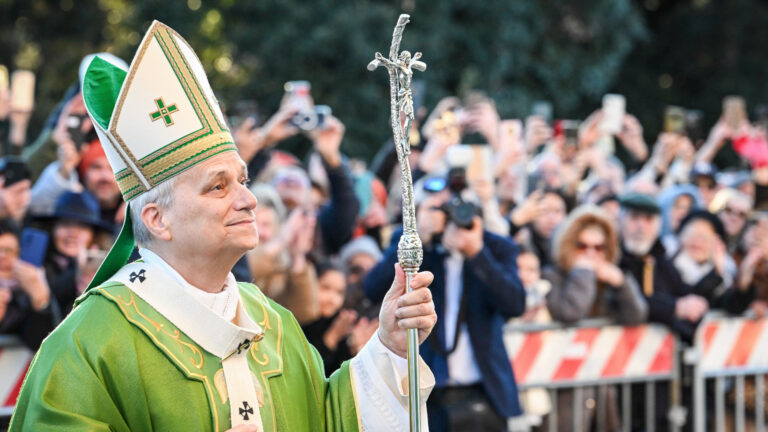 Papst Leo XIV. vor Menschen bei einem Pfarreibesuch am 15. Februar 2026 im Stadtteil Ostia in Rom. | Vatican Media/Romano Siciliani/KNA