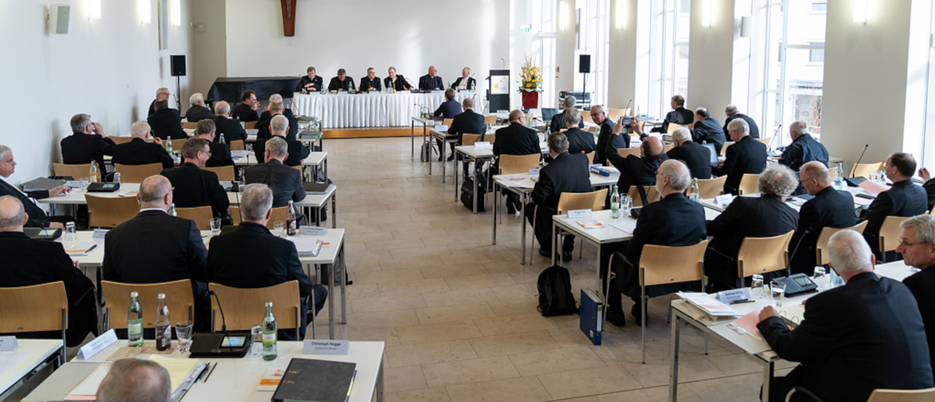 Bischöfe im Sitzungssaal zum Auftakt der Frühjahrsvollversammlung der Deutschen Bischofskonferenz (DBK) am 23. Februar 2026 im Burkardushaus in Würzburg.