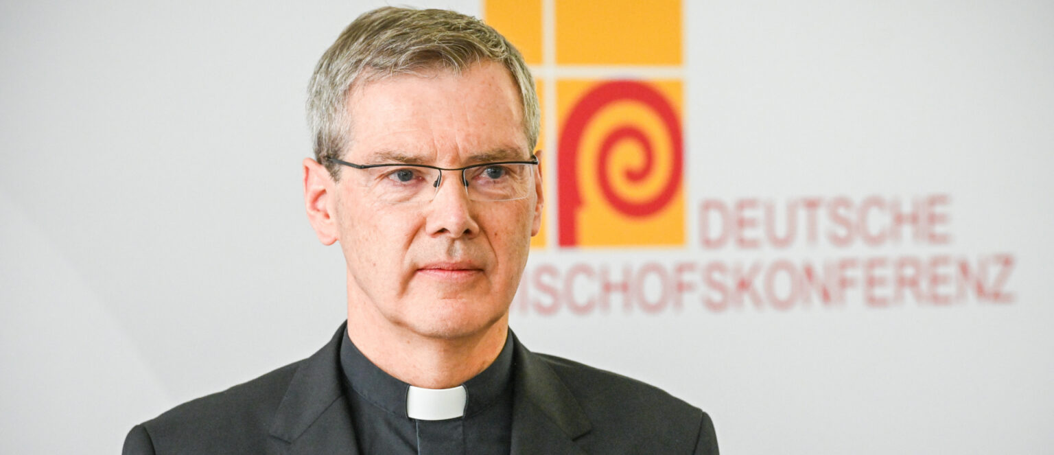 Heiner Wilmer, Bischof von Hildesheim, und neuer Vorsitzender der Deutschen Bischofskonferenz am 24. Februar 2026 in Würzburg. Er ist jetzt neuer Bischof von Münster. | Harald Oppitz/KNA