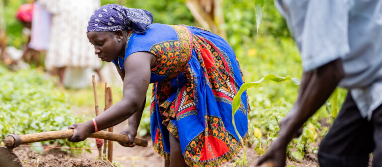 Arbeit auf dem Feld: Kleinbäuerin in Kenia. | Fastenaktion