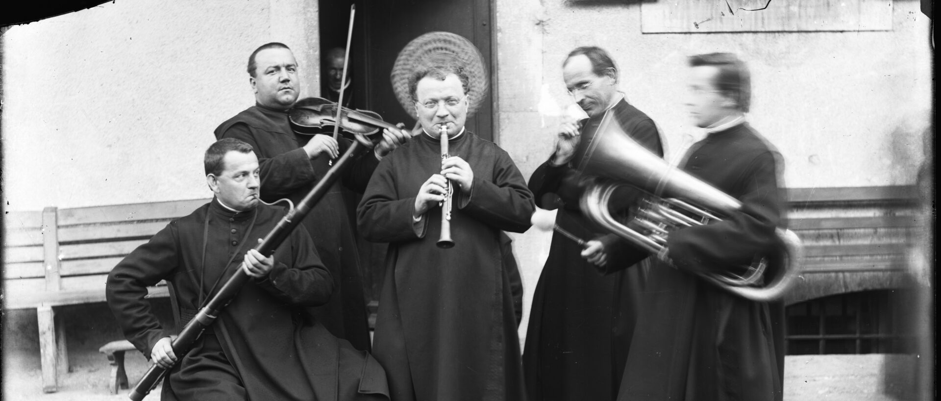 Benediktiner mit Instrumenten um 1900