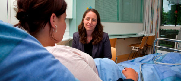 Seelsorgerin am Krankenbett. | Reformierte Landeskirche Aargau