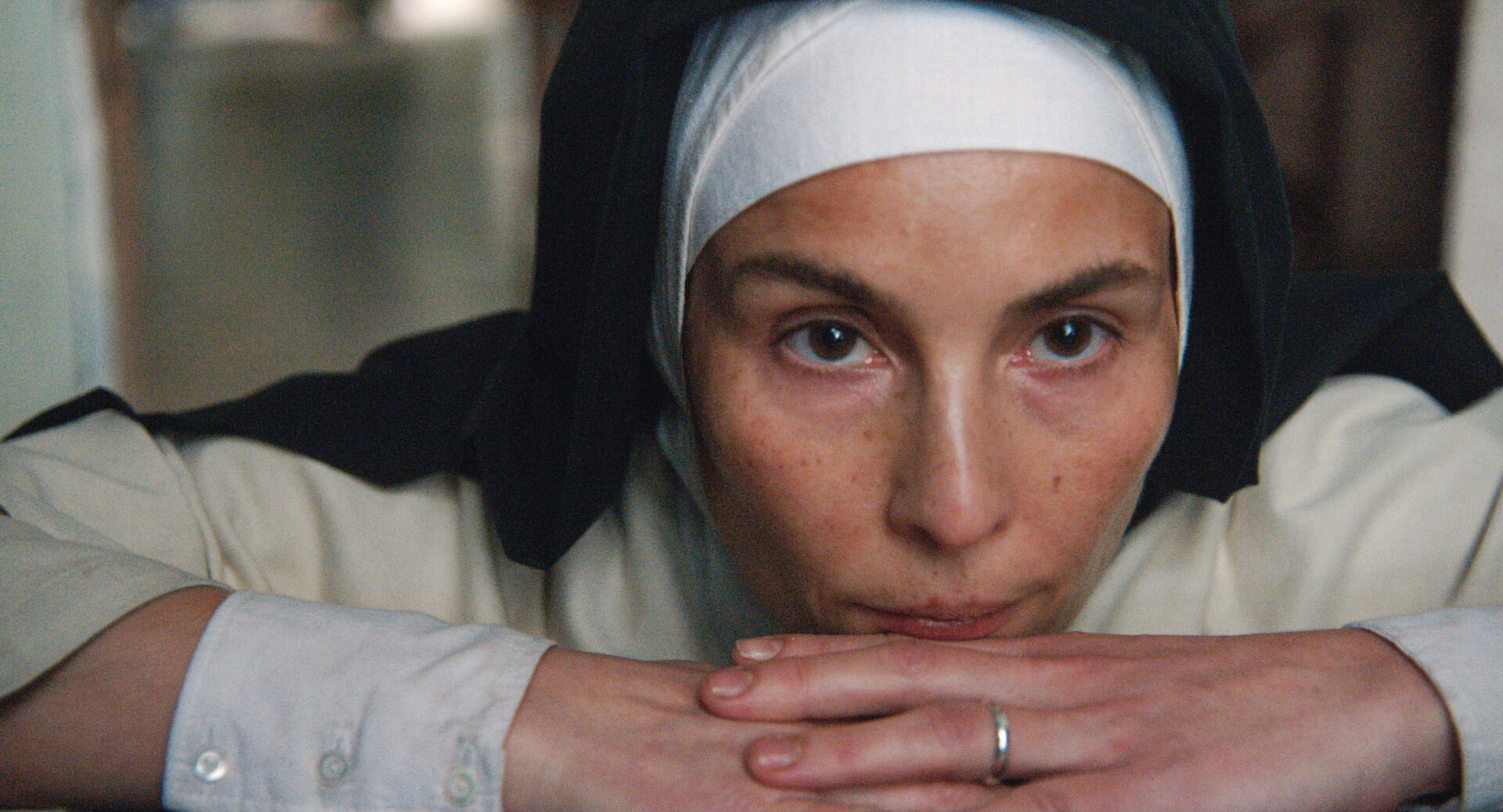 Noomi Rapace als Mutter Teresa im Film « Mother – Die Frau hinter der Ikone»