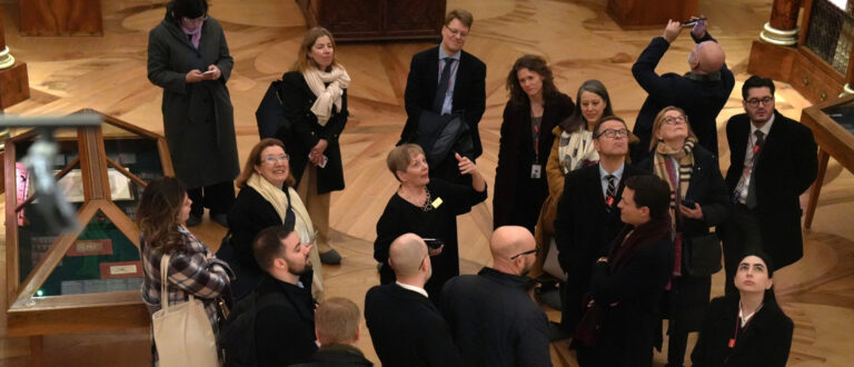 Teilnehmerinnen und Teilnehmer der OSZE-Konferenz besichtigen die Stiftsbibliothek St. Gallen, 10. Februar 2026. | Roger Fuchs