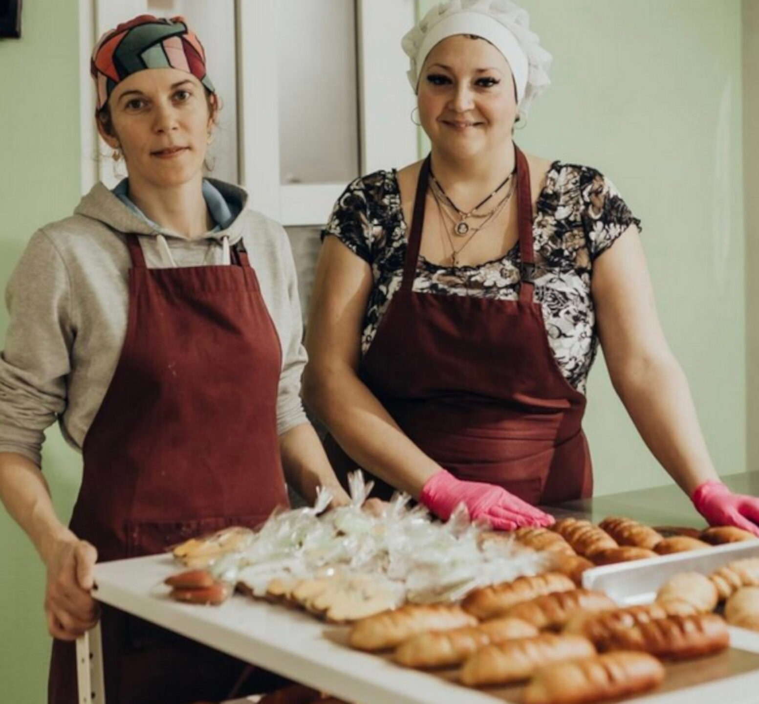 Oksana Chabaniuk (links), eine Bäckerin aus Kolomyia, nimmt an dem "Remarket"-Programm der Caritas Schweiz teil.
