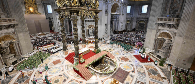 Der Hauptaltar im Petersdom ist immer wieder Opfer von Randale, Nacktprotesten und Pinkelversuchen, Aufnahme aus dem Jahr 2024. | Vatican Media/Romano Siciliani/KNA
