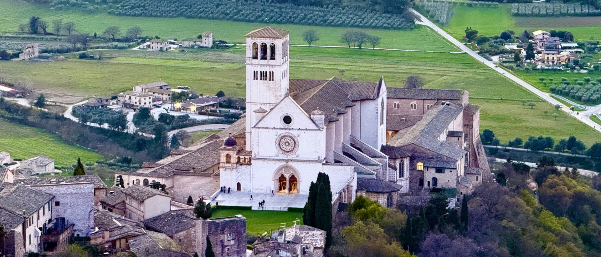 Ausblick auf Assisi von der Burg (La Rocca) oberhalb Assisis. Im Fokus: die Basilika San Francesco.