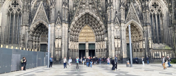 Touristen vor dem Haupteingang des Kölner Doms. | Barbara Ludwig