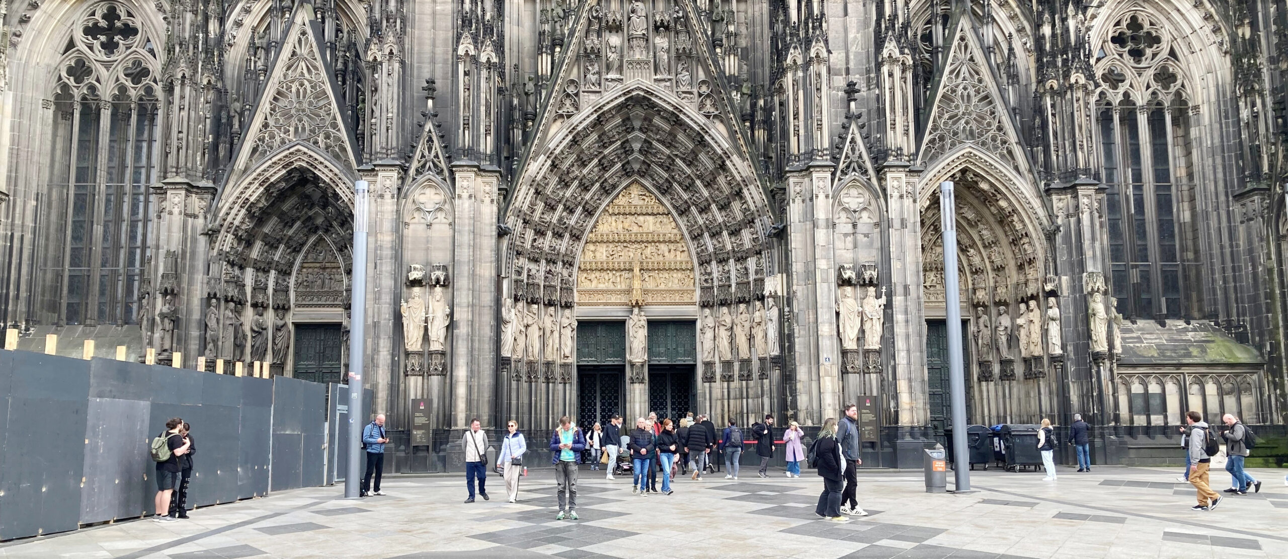 Touristen vor dem Haupteingang des Kölner Doms. | Barbara Ludwig