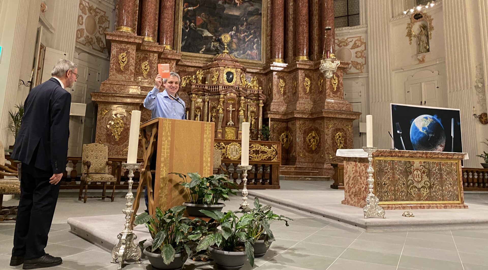 Professor Matthias Ederer (mitte) in der Luzerner Jesuitenkirche.