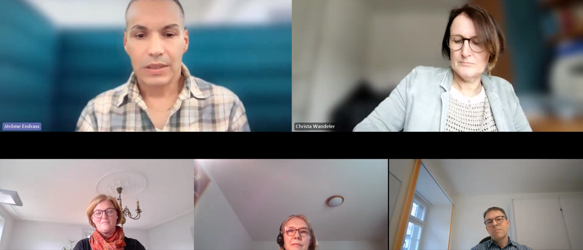 Online-Austausch über Erfahrungen mit dem Assessment: oben Forensiker Jerome Endrass, Kandidatin Christa Wandeler-Wey, unten die Ausbildungsverantwortlichen Kathrin Kaufmann-Lang (l.) und Daniel Krieg (r.) - sowie kath.ch-Redaktorin Regula Pfeifer