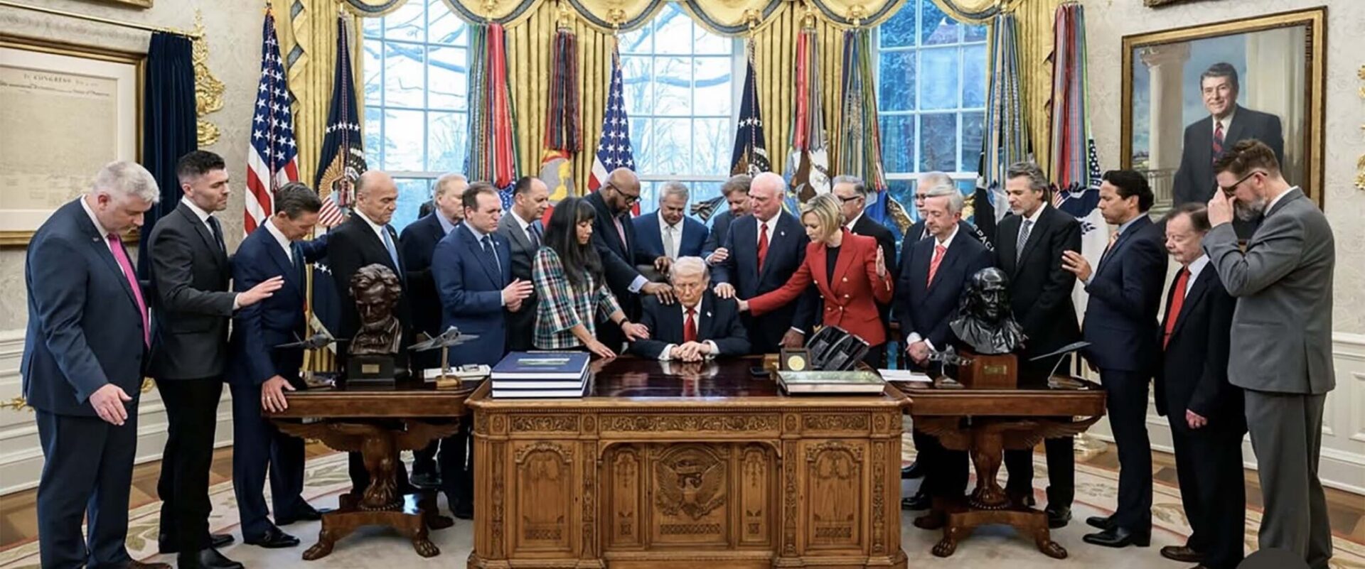 Donald Trump beim Gebet im Oval Office