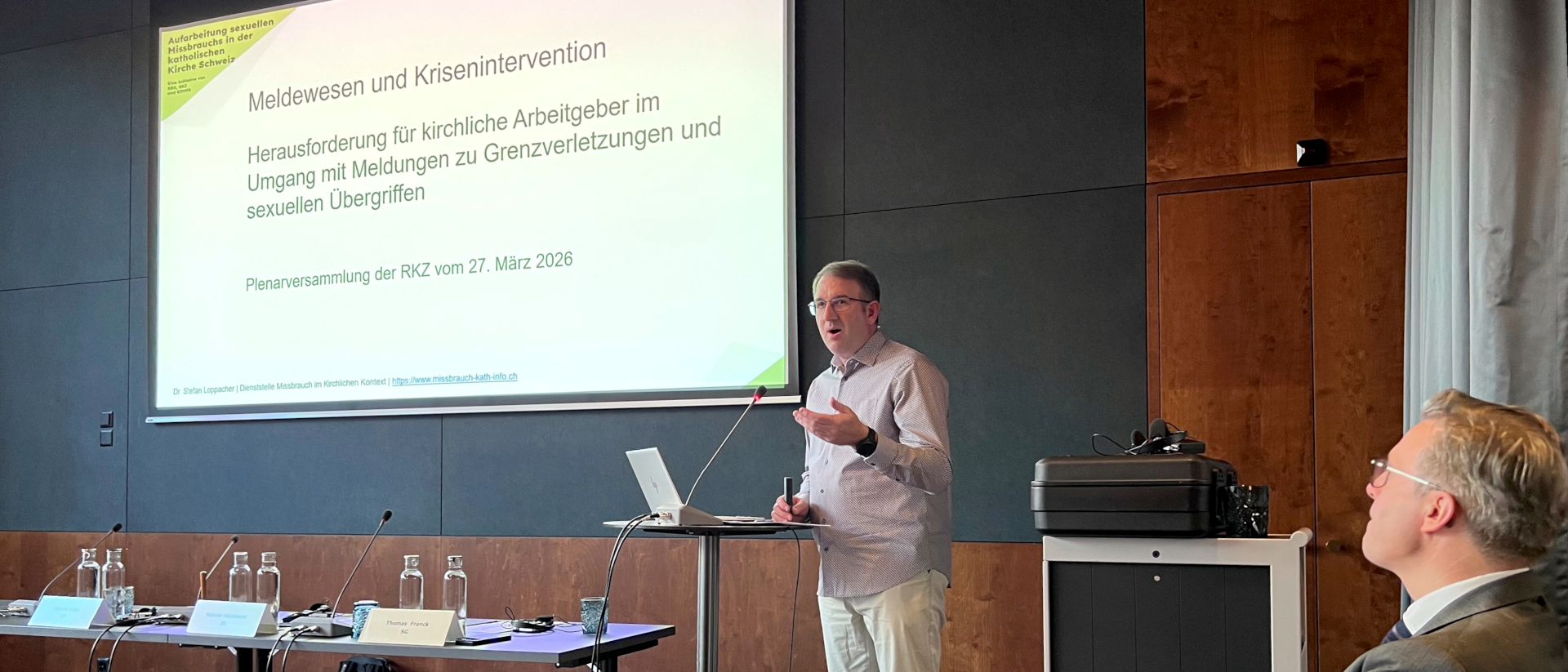 Stefan Loppacher informiert über Kriseninterventionen von kirchlichen Arbeitgebern bei Grenzverletzungen und sexuellen Übergriffen.