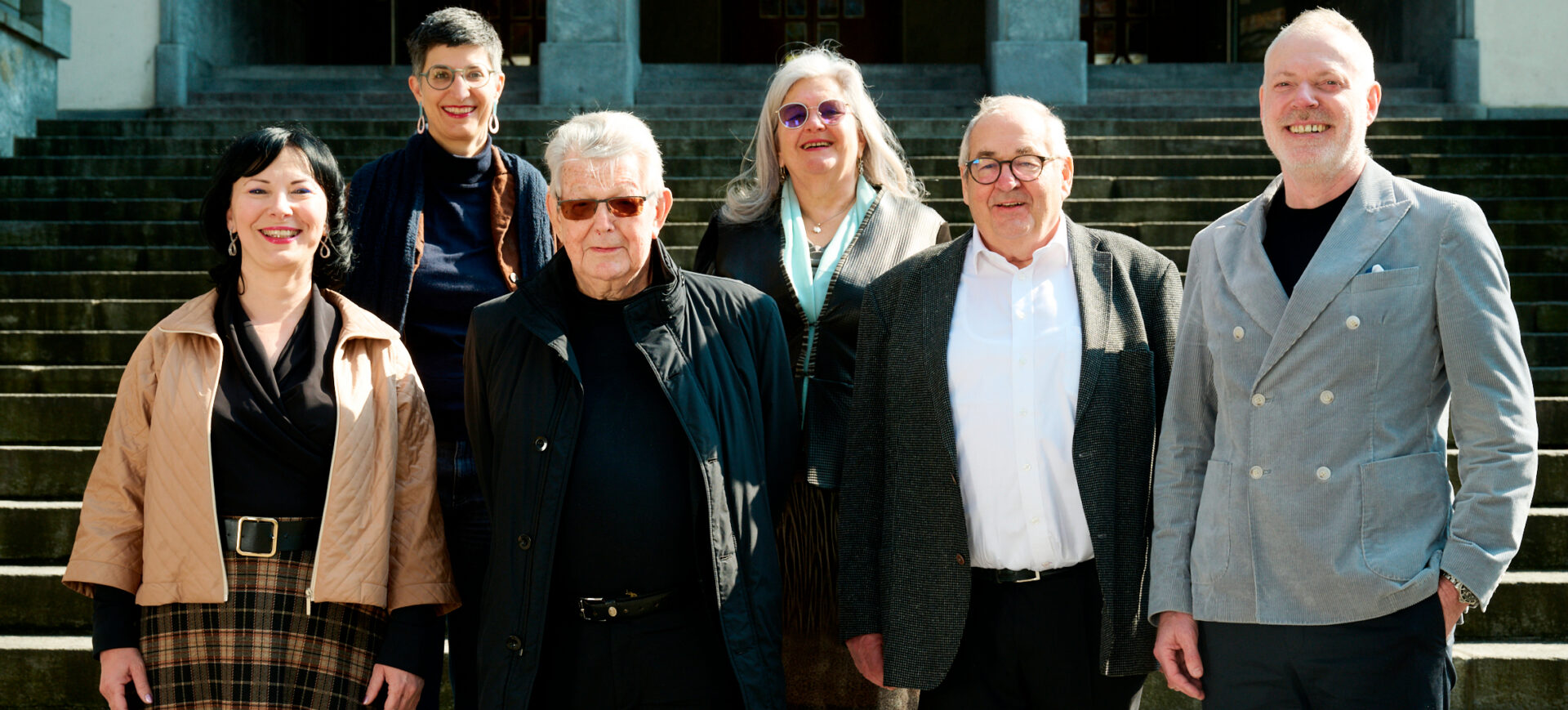 Vor der Lukaskirche versammelt (v.l.n.r.): Rita Perintfalvi, Ute Leimgruber, Bischof Erwin Kräutler, Irmtraud Fischer, Odilo Noti und Hugo Keune.