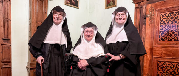 Die aufmüpfigen Ordensfrauen vom Kloster Goldenstein bei Salzburg (v.l.n.r.): Schwester Regina, Bernadette und Rita, 8. Dezember 2025. | Benedikt Heider/KNA