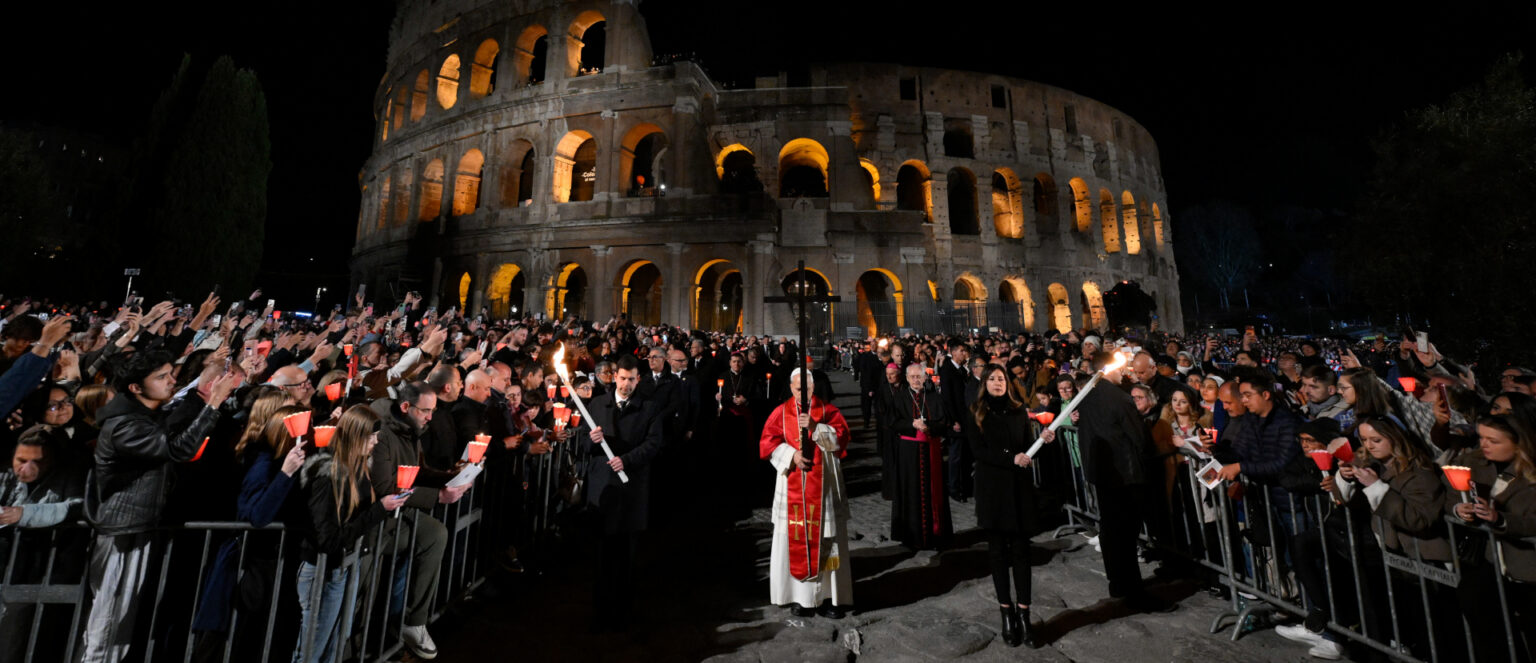 Papst Leo XIV. trägt ein Holzkreuz beim Kreuzweg mit vielen Menschen an Karfreitag vor dem Kolosseum in Rom (Italien), 3. April 2026. | Vatican Media/Romano Siciliani/KNA