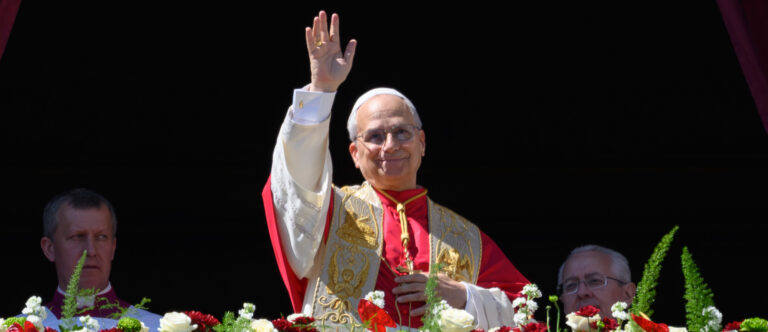 Papst Leo XIV. spendet den Segen "Urbi et orbi" vom Zentralbalkon des Petersdoms am 5. April 2026 im Vatikan. | Vatican Media/Romano Siciliani/KNA