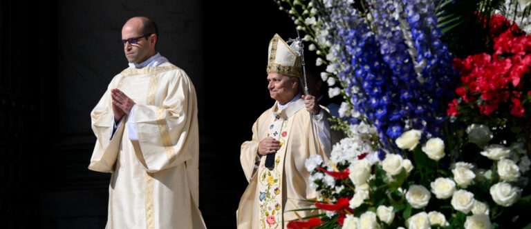 Einzug von Papst Leo XIV. zur Ostermesse mit vielen Blumen auf dem Petersplatz im Vatikan am 5. April 2026. | Vatican Media/Romano Siciliani/KNA