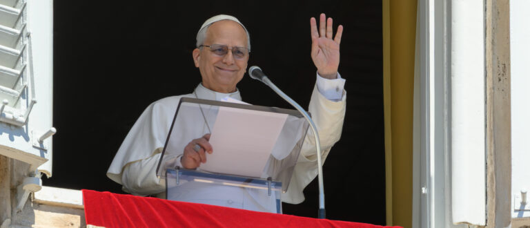 Papst Leo XIV. winkt beim Angelus-Gebet am Fenster des Apostolischen Palastes am 6. April 2026 im Vatikan. | Vatican Media/Romano Siciliani/KNA