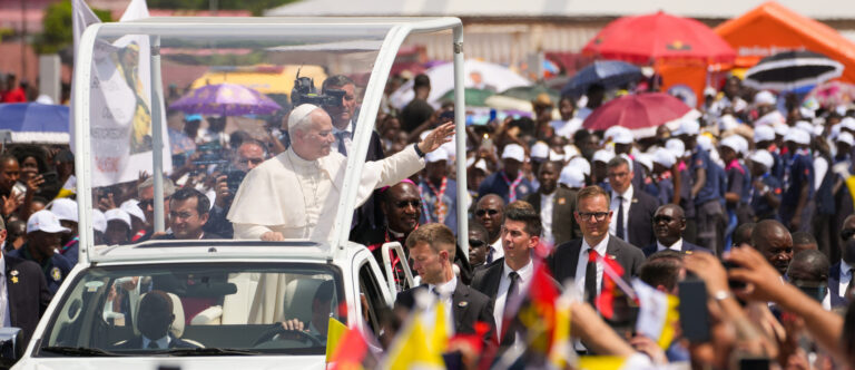 Papst Leo XIV. winkt vom Papamobil aus den Menschen zu bei seiner Ankunft zu einem Gottesdienst, am 20. April 2026 in Saurimo (Angola). | Lola Gomez/CNS photo/KNA