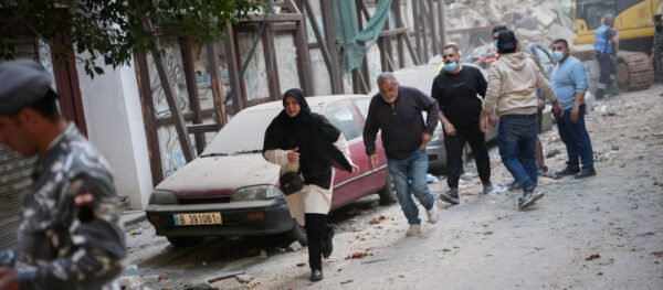 Eine Gruppe von Menschen eilt am Mittwoch, dem 8. April 2026, aus dem Gebiet eines israelischen Luftangriffs in Beirut, Libanon, davon. | Keystone