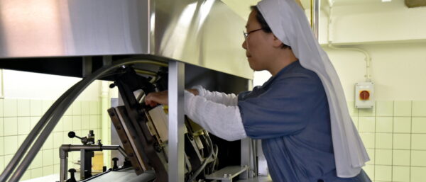 Hostienbäckerei im Dominikanerinnenkloster Weesen: Eine Ordensfrau prüft, ob der Backautomat korrekt arbeitet. | Barbara Ludwig