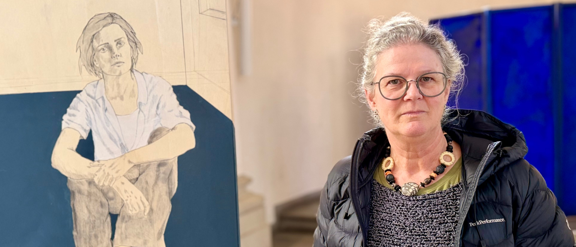 Hildegard Aepli in der Ausstellung von Brigitte Messmer zum Wiborada-Jubiläumsjahr